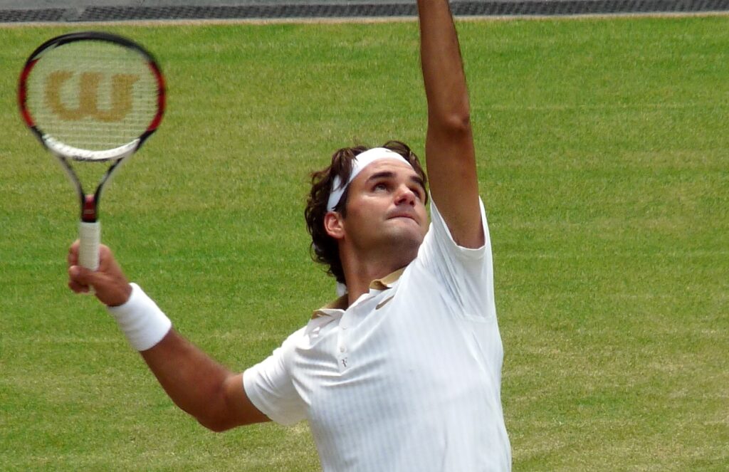 Zdjęcie przedstawia Rogera Federera na Wimbledonie